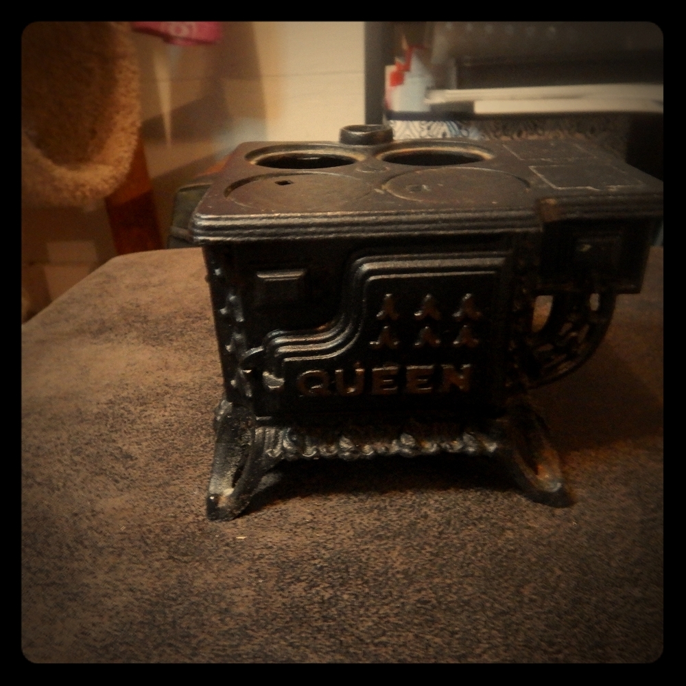 Queen minni cast iron stove (missing pieces)